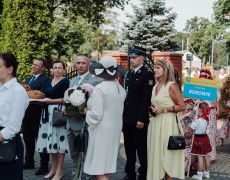 Przedstawiciele gminy, starostowie dożynek na placu przed kościołem