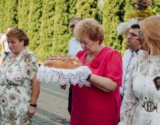 Delegacja wsi Gościewicz z bochnem chleba