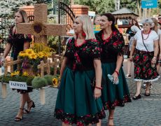 Korowód dożynkowy na placu przed kościołem