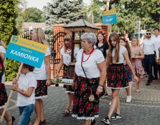 Korowód dożynkowy na placu przed kościołem