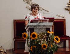 Kobieta przy mównicy w kościele