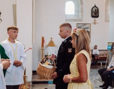 Przekazanie kosza z darami Proboszczowi