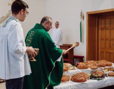 Proboszcz święci bochny chleba