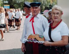 Delegacja wsi Iwowe z bochnem chleba