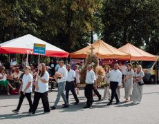 Delegacja wsi Słup Drugi w wieńcem dożynkowym