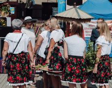 Delegacja wsi Kamionka z wieńcem
