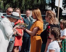 Delegacja wsi Jaźwiny przekazuje bochen chleba