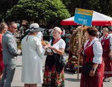 Delegacja wsi Iwowe przekazuje bochen chleba