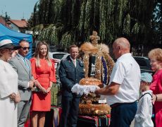 Przekazanie bochna chleba na ręce Wójt