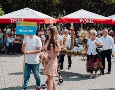 Delegacja wsi Głosków z wieńcem