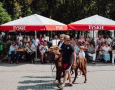 Delegacja wsi Dudka z kucykiem