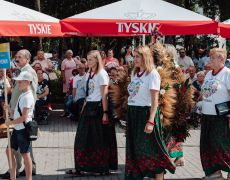 Delegacja wsi Chromin z wieńcem