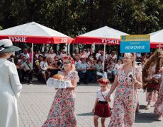 Delegacja wsi Borowie z bochnem chleba