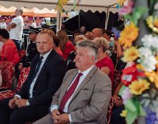 Dwóch mężczyzn siedzi na krzesłach