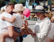 Ludzie dzielący się chlebem