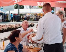Ludzie dzielący się chlebem