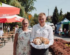 Delegacja wsi Brzuskowola z bochnem chleba