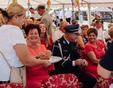 Kobiety dzielące się chlebem