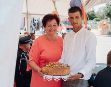 Kobieta i mężczyzna trzymający bochen chleba