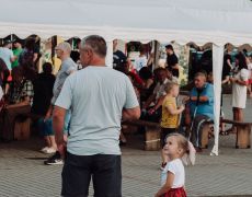Mężczyzna z dzieckiem