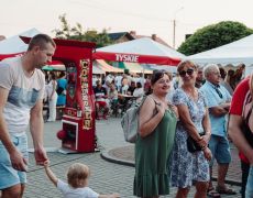 Mężczyzna z dzieckiem, dwie kobiety