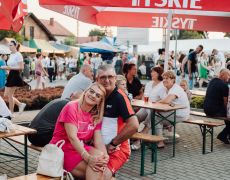 Mężczyzna i kobieta siedzą na ławce