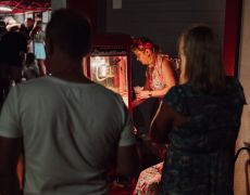 Kobieta i mężczyzna przy stoisku z popcornem