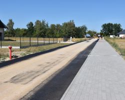 Ułożona kostka brukowa na chodniku dla pieszych