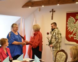 Wójt Gminy wręcza dyplom nauczycielowi