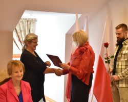 Wójt Gminy wręcza dyplom nauczycielowi