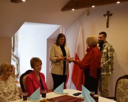 Wójt Gminy wręcza dyplom nauczycielowi