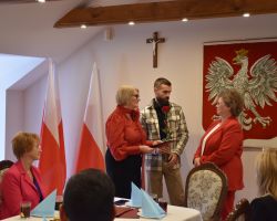 Wójt Gminy wręcza dyplom nauczycielowi