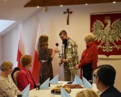 Przewodniczący Rady Gminy wręcza kwiaty nauczycielowi