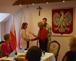 Wójt Gminy wręcza dyplom nauczycielowi