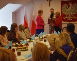 Wójt Gminy wręcza dyplom nauczycielowi