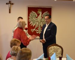 Wójt Gminy wręcza dyplom nauczycielowi