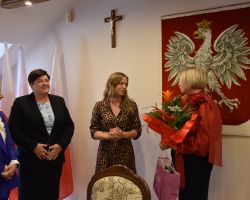 Nauczyciele wręczają kwiaty Wójt Gminy