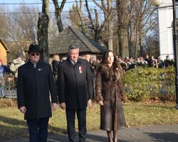 Przedstawiciele Starostwa składają kwiaty