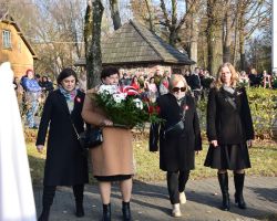 Przedstawiciele szkół z terenu gminy składają kwiaty