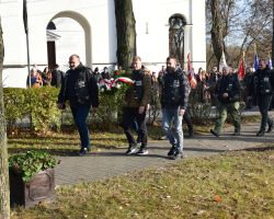 Przedstawiciele klubu motocyklowego "Jastrabye" Borowie składają kwiaty