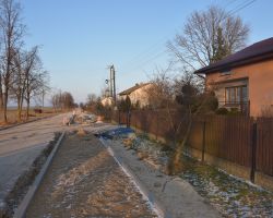 Zdjęcie przedstawia teren wzdłuż drogi przygotowany do ułożenia chodnika