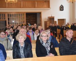 Ludzie zgromadzeni na koncercie