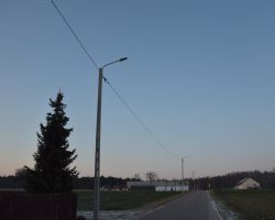 Zdjęcie przedstawia wykonane oświatlenie wzdłuż drogi