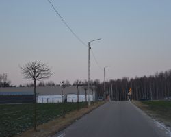 Zdjęcie przedstawia wykonane oświatlenie wzdłuż drogi