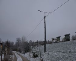 Zdjęcie przedstawia lampy uliczne na ścieżce edukacyjnej