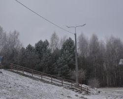 Zdjęcie przedstawia lampy uliczne na ścieżce edukacyjnej