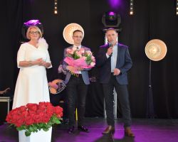 Zastępca Wójta oraz Wiceprzewodniczący wręczają kwiaty Wójt Gminy