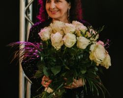 Eleni z kwiatami
