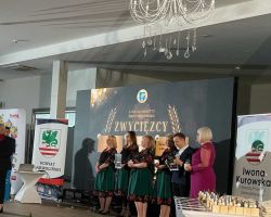 Wójt oraz KGW "Urzekające" z Jaźwin