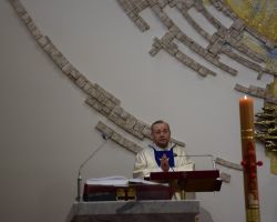 Proboszcz parafii Borowie odprawia mszę świętą
